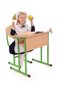 小女生坐在桌前，拿着一张水果和