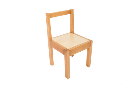 传统松木厨房的椅子上隔离，木制家具
