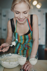 年轻的女孩准备甜点