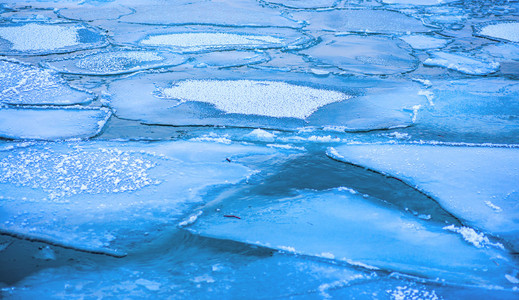 海岸的海冻冰的块
