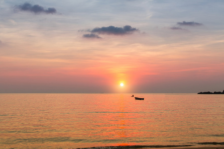 美丽的海上日落