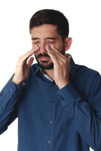 窦疼痛 窦压力 鼻窦炎。可悲的男人抱着他的鼻子
