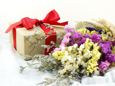 用丝带弓和花花束与织物纹理工艺纸礼品盒