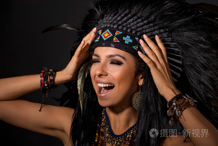 在美洲印第安人服装尖叫的女人的画像