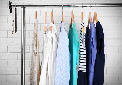 女性衣服挂集合照片