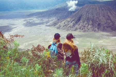 妇女正站着火山