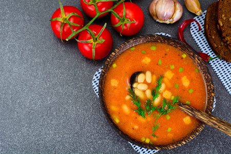 西西里番茄汤配白豆。国家意大利菜