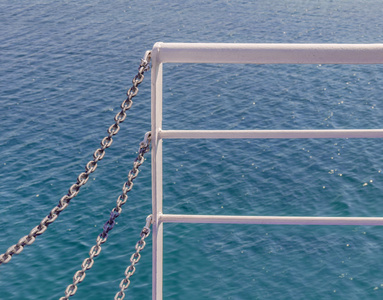 白色的渡轮栅栏和蓝色的大海
