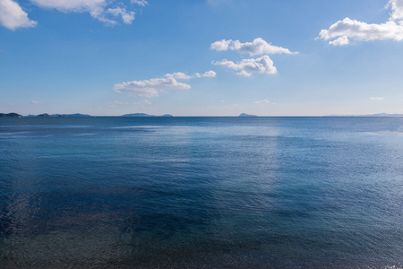 美丽的海景，与明亮的天空