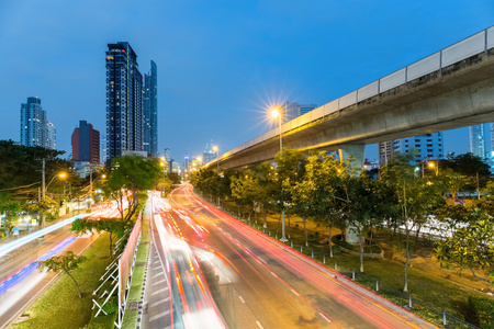 美丽的曼谷市容在夜幕降临