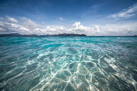 热带海洋与清澈的水