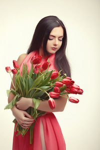 女人与郁金香花束