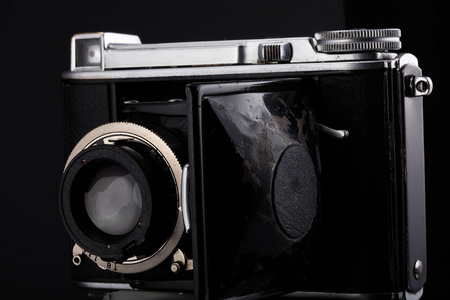 旧的老式相机，在黑色的背景上