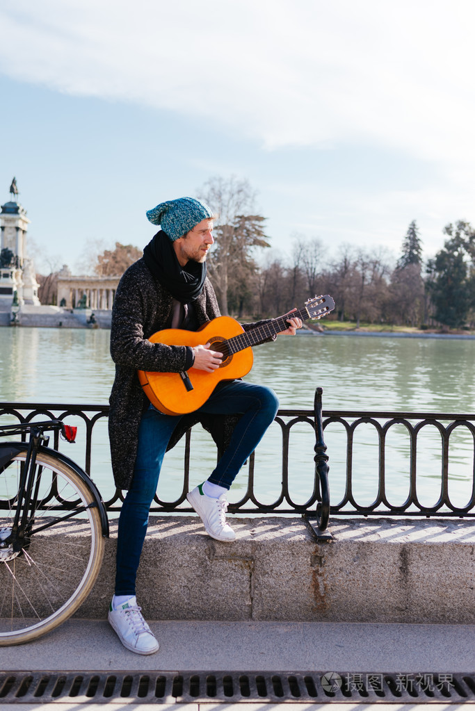 人坐在篱笆上时他的吉他演奏