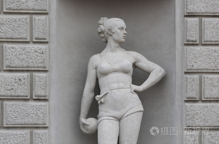 灰色的女性雕像