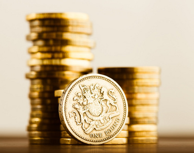 英镑硬币和黄金的货币图片
