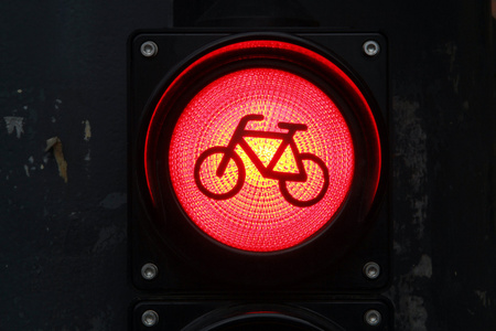 红的交通灯与自行车标志为骑自行车的人关闭