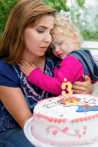 在她第三次生日她母亲肩膀上哭的小女孩