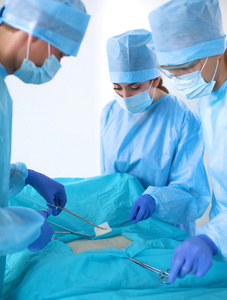 团队的外科医生在制服上执行的操作一个病人在心脏外科诊所