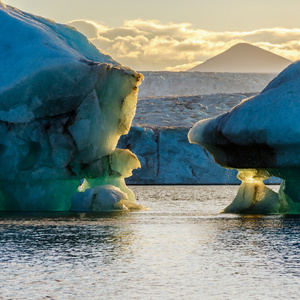 冰山在新地岛的海岸图片