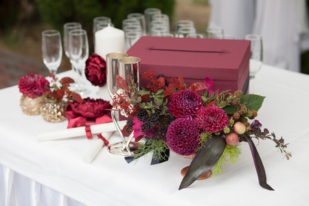 美丽的花朵在婚礼当天的桌子上。豪华的假期背景