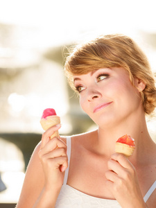 年轻女人吃冰激淋室外