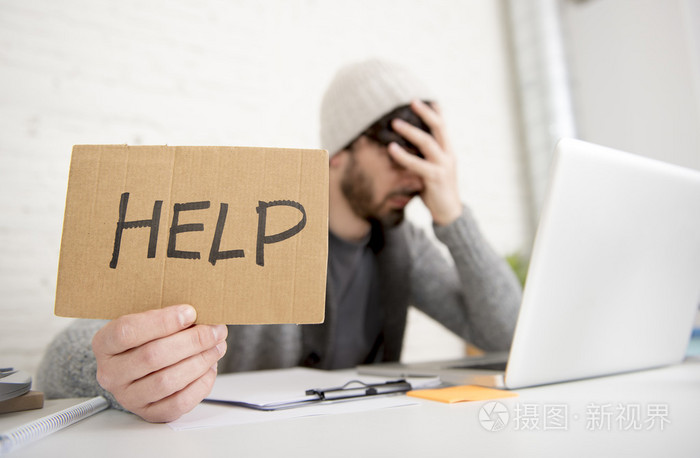 年轻疲惫的西班牙裔时髦商人忙着寻求帮助