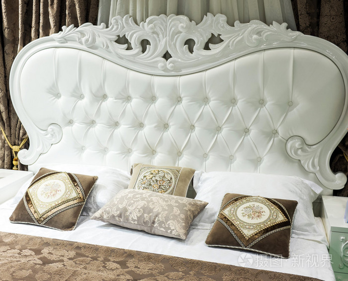 在巴洛克式的豪华interiorantique床