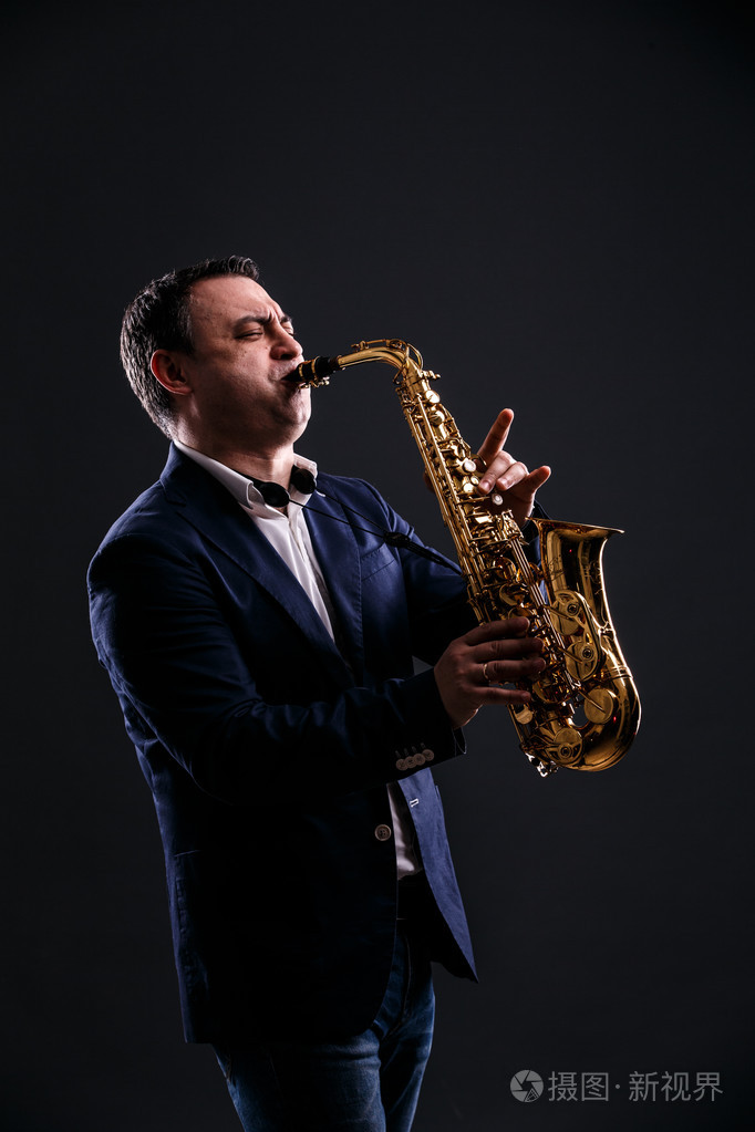 乐师们演奏的爵士乐萨克斯管