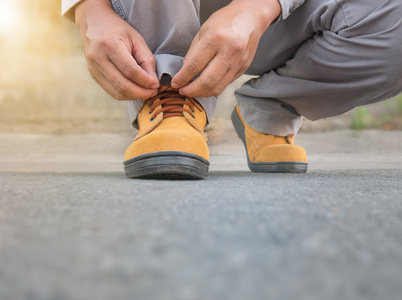 男人在大街上穿上安全鞋