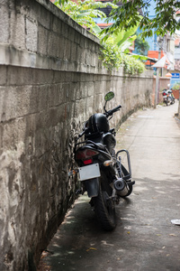 摩托车停在道路上