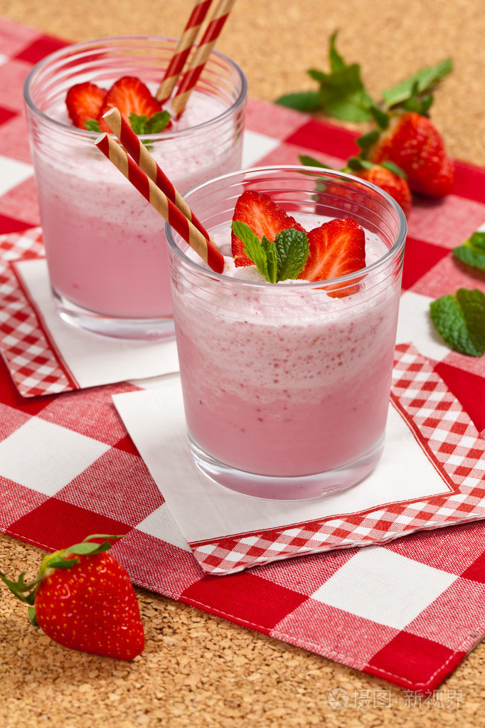 草莓酸奶奶昔