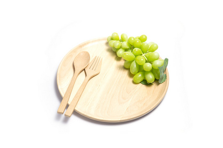 葡萄在盘子上的用木头做的