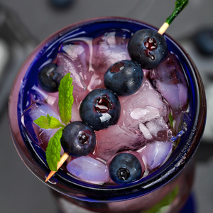 蓝莓和伏特加鸡尾酒
