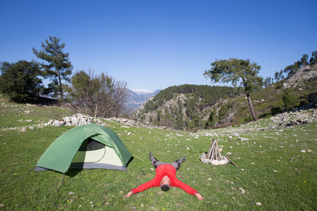 站在山与谷在背景上的徒步旅行者