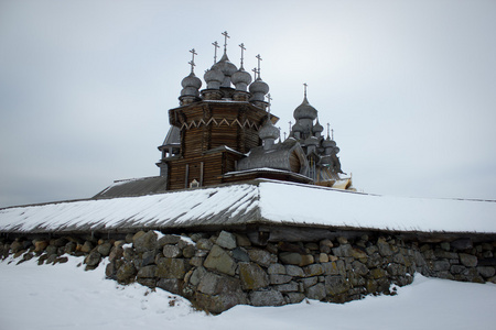旧木大教堂与冬季的石围墙