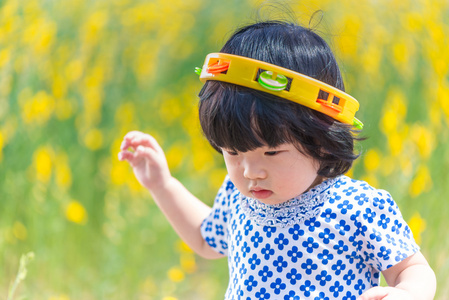 可爱的亚洲女孩在黄色 sunhemp 花田