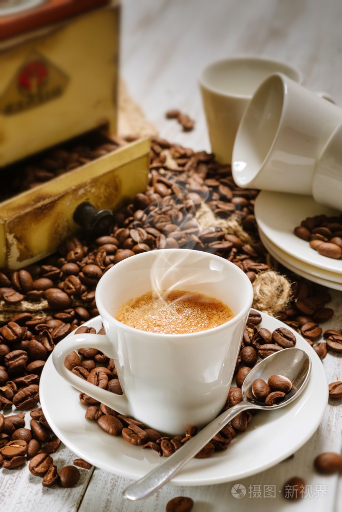 热气腾腾的咖啡纸杯