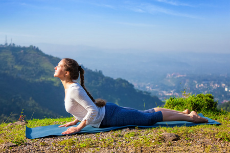 女人做法瑜伽体式 bhujangasana 眼镜蛇式