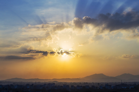 黄昏时分，美丽的夕阳的天空