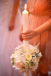 伴娘手持蜡烛与美丽的新娘花束