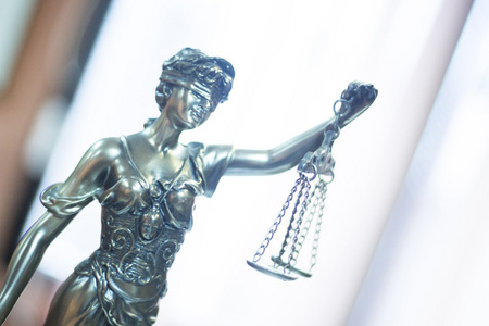 法律正义雕像在律师事务所处