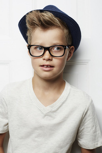眼镜和帽子的男孩