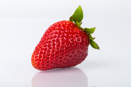 白色背景上的新鲜红色浆果草莓