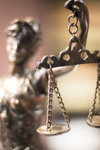 法律正义雕像在律师事务所处图片