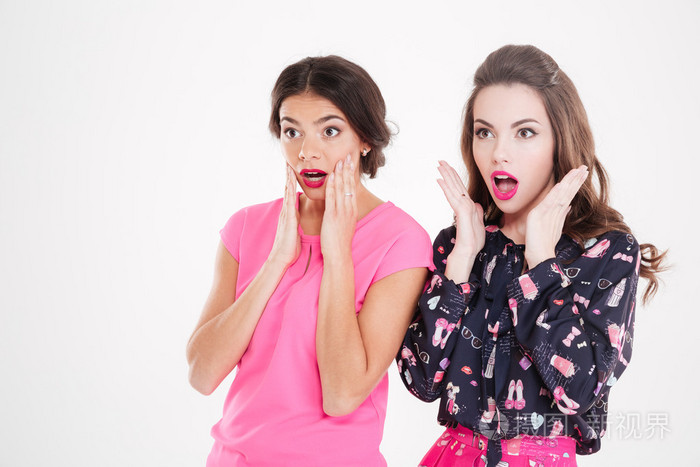 两个震惊年轻貌美的女性站在一起开嘴
