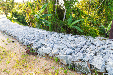 边坡土保留墙用石块和钢丝笼