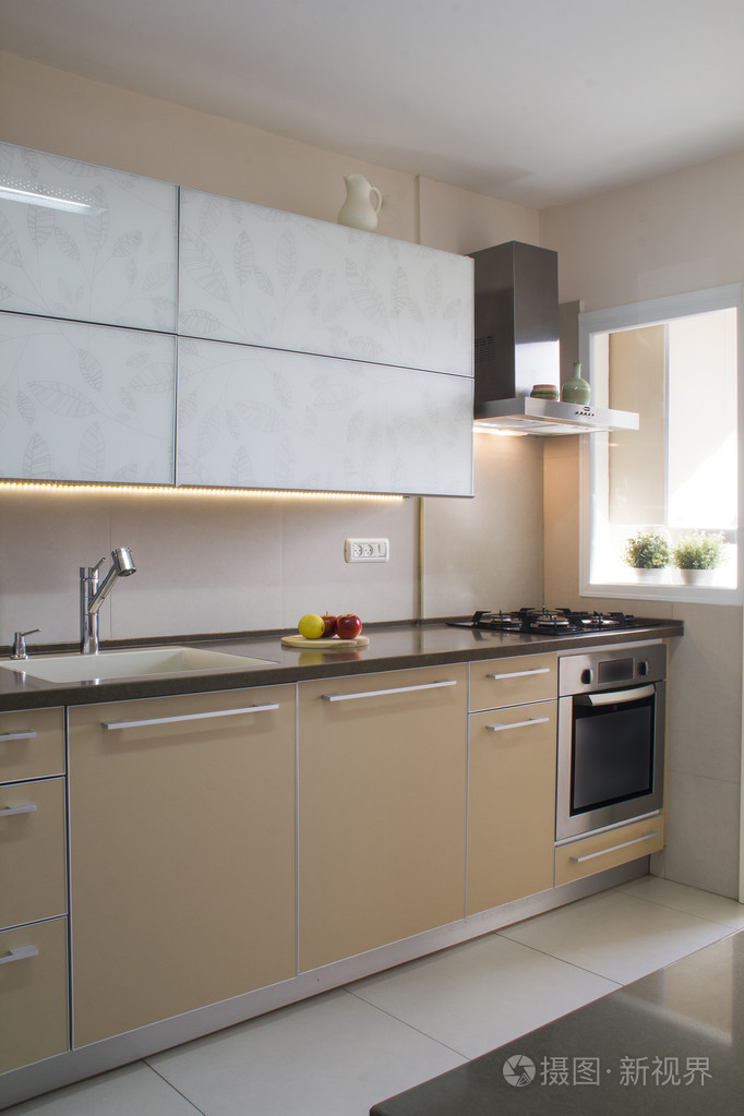 现代厨房里米色和奶油色