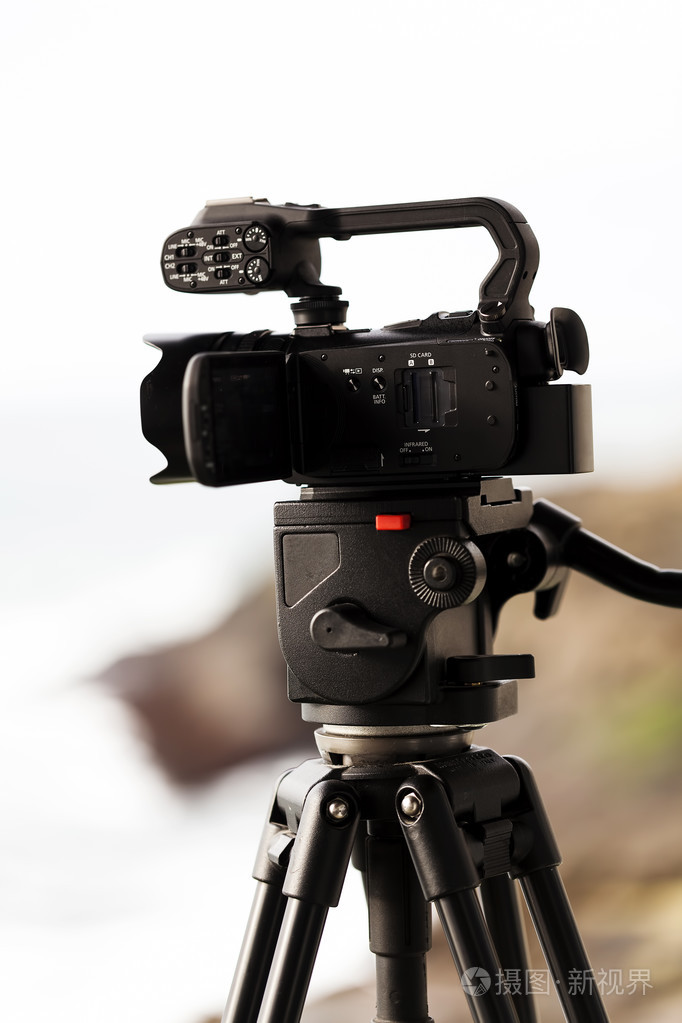 在三脚架上低端专业摄像机