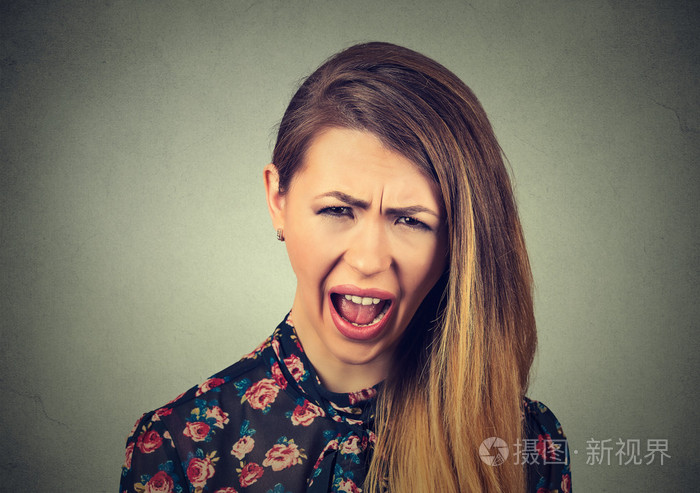 愤怒的年轻女人有神经衰弱尖叫哭泣